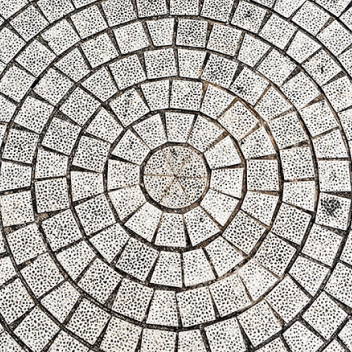 Circle made of pavers floating element